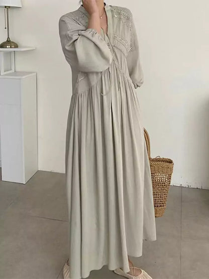 Elegantes, schwarzes Maxikleid im französischen Stil mit V-Ausschnitt und Spitzenbesatz