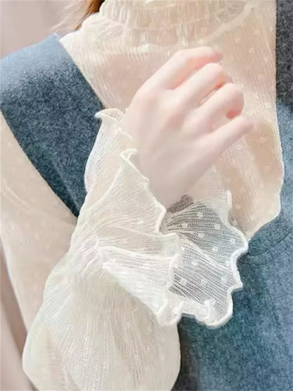 Sexy, transparentes Mesh-Top mit hohem Kragen und Spitzenbesatz