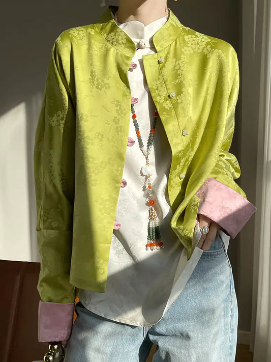 Elegante grüne Satinbluse mit orientalischem Jacquardmuster und Stickerei.