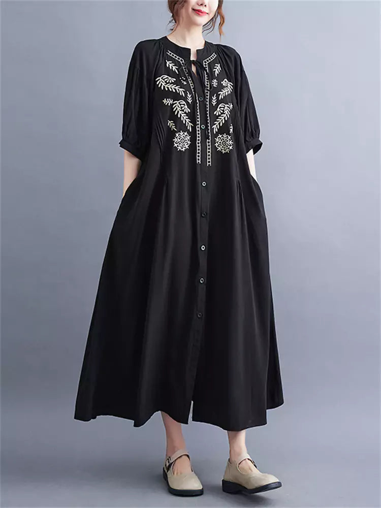 Schwarzes, locker geschnittenes Maxikleid im Ethno-Stil mit Stickereien und Bindedetails