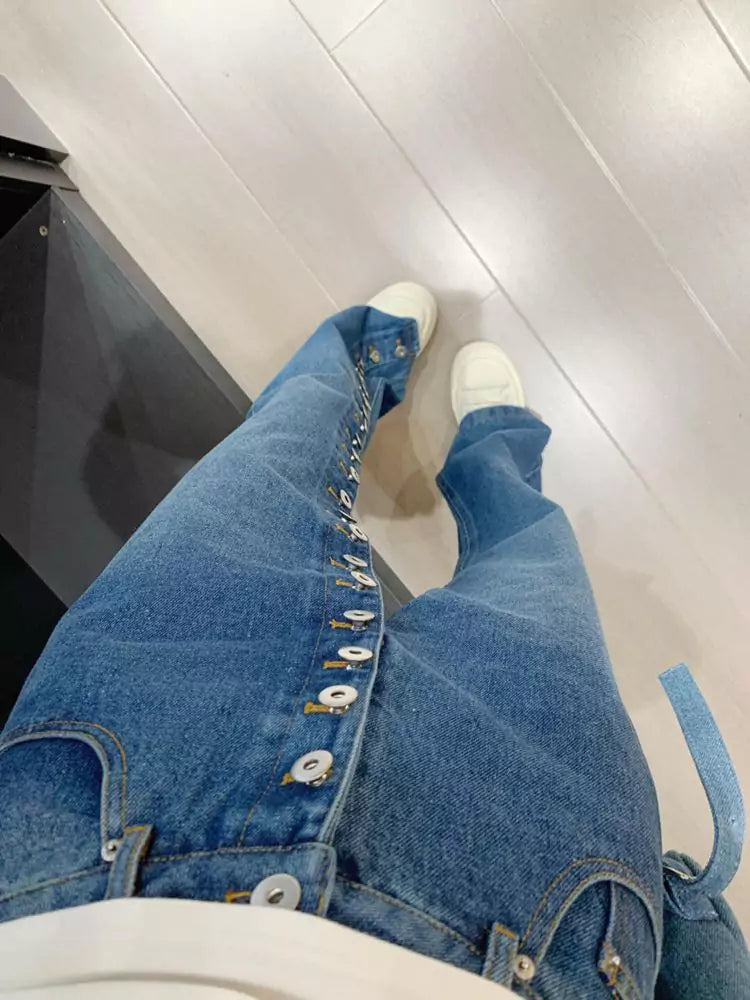 Hochgeschnittene, gerade geschnittene Jeans mit Knopfleiste