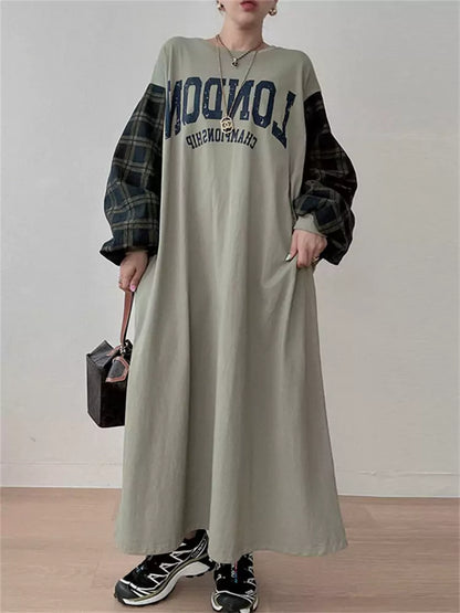 Damenkleid mit Rundhalsausschnitt, Buchstabenprint, Patchwork-Karo und Laternenärmeln