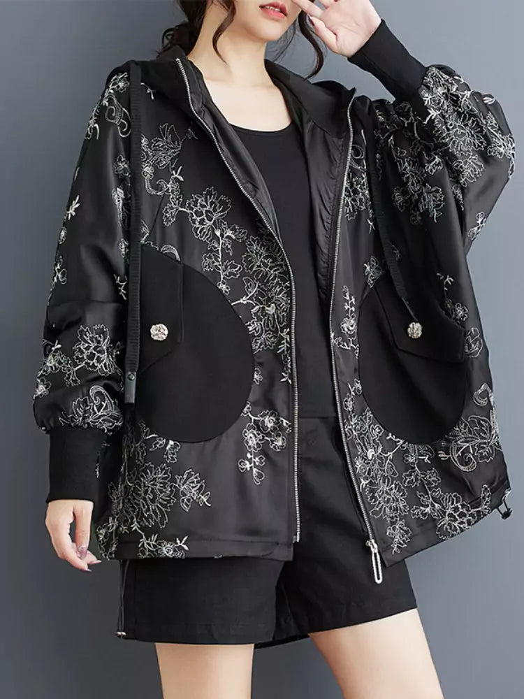 Stylischer Oversize-Kapuzenpullover mit Reißverschluss und aufwendiger Stickerei