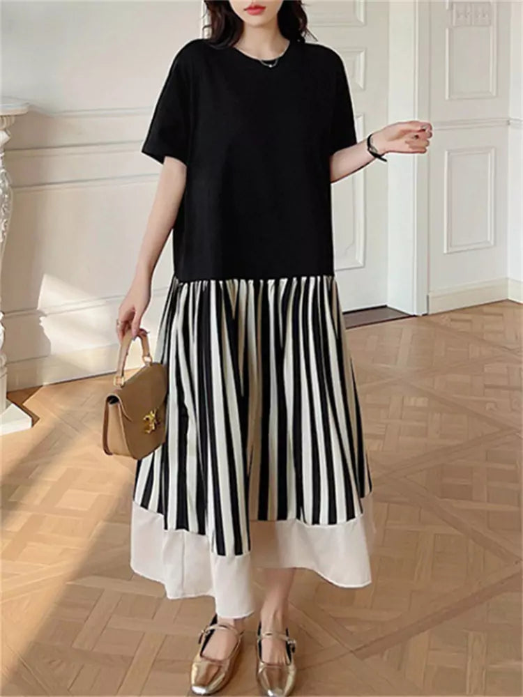 Locker geschnittenes, gestreiftes Kurzarmkleid mit Farbblockmuster und gerafftem Saum