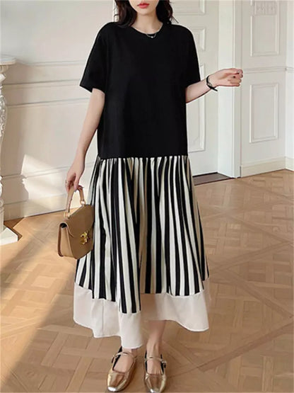 Locker geschnittenes, gestreiftes Kurzarmkleid mit Farbblockmuster und gerafftem Saum