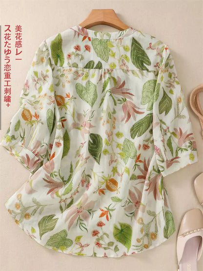 Leichte Sommerbluse aus Ramie in Übergröße mit Blumenmuster, Rundhalsausschnitt und halblangen Ärmeln