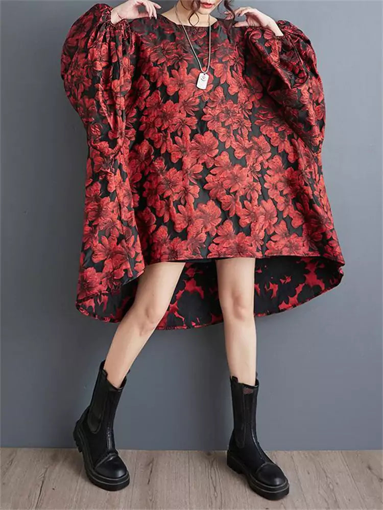 Modisches, übergroßes rotes Kleid mit floralem Jacquardmuster und Puffärmeln