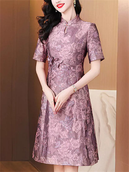 Modernes chinesisches Qipao-Kleid im Jacquard-Stil mit Stehkragen und taillierter Passform