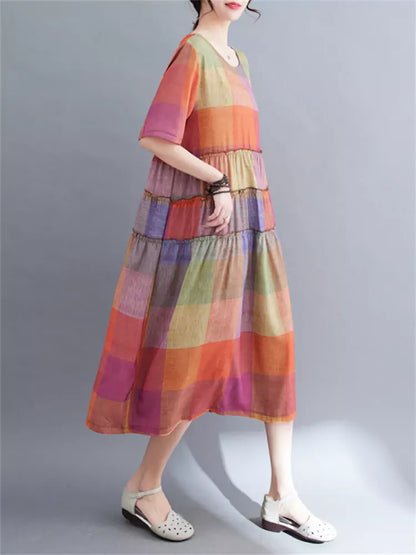 Künstlerisch gestaltetes, mittellanges, fließendes Karokleid mit plissiertem Patchwork-Design