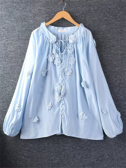 Süße, frische Damenbluse aus Baumwoll-Leinen-Mischgewebe mit Bindekragen und Applikationen