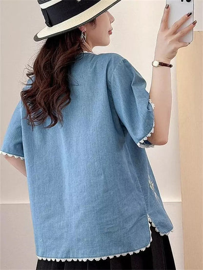 Sommerliches Jeanshemd mit floraler Stickerei, Rundhalsausschnitt, kurzen Ärmeln und lockerer Passform für Damen