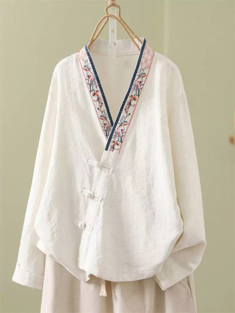 Camisa de lino y algodón con bordado jacquard para mujer con tapeta asimétrica y botones de rana