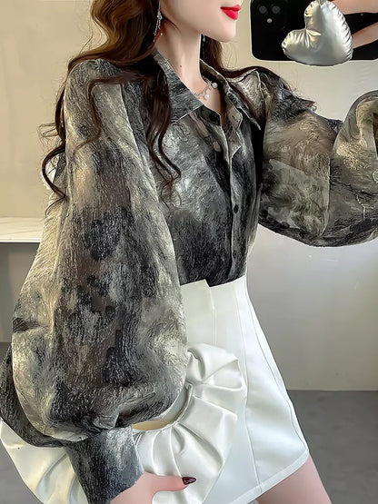 Vintage-inspirierte, künstlerisch bedruckte Chiffonbluse mit Laternenärmeln und Stickerei