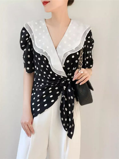 Trendige gepunktete Rüschenbluse mit V-Ausschnitt und Bindeband vorne für Damen