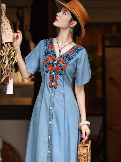 Vintage-Kleid aus hell gewaschenem, besticktem Denim mit V-Ausschnitt und A-Linien-Schnitt für Damen