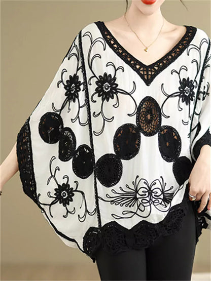 Sommerliche, locker geschnittene Bluse mit V-Ausschnitt, Spitzenapplikationen und bestickten Fledermausärmeln für Damen