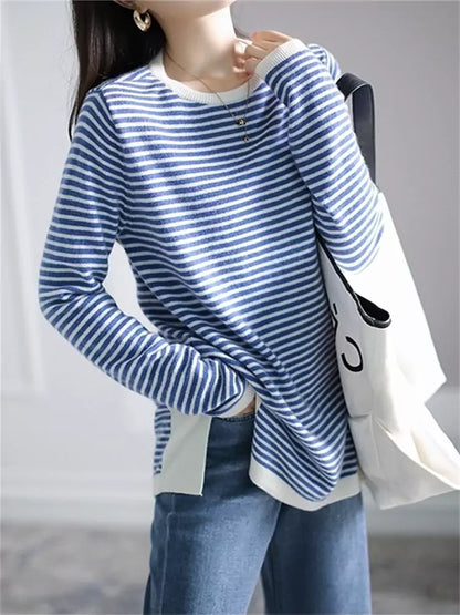 Damenpullover mit blauen Streifen, Rundhalsausschnitt, langen Ärmeln und Schlitzsaum