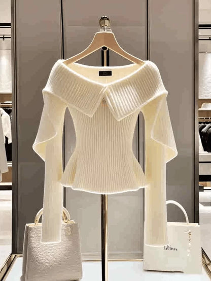 Suéter de punto blanco elegante con volantes y hombros descubiertos para mujer.
