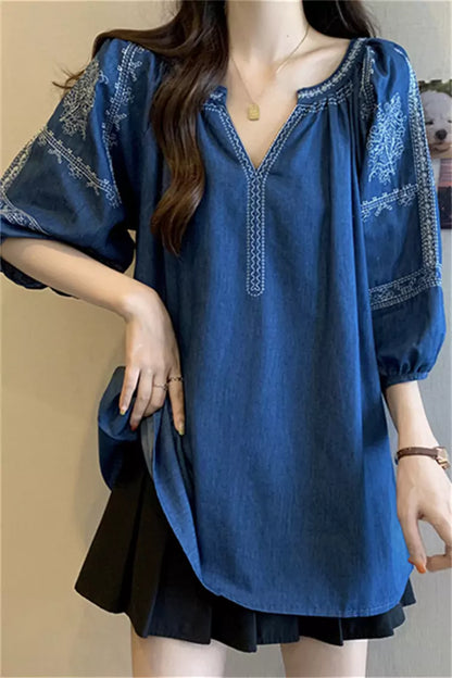 Damenbluse aus Denim im Bohemian-Stil mit Stickerei, kurzen Ärmeln und V-Ausschnitt in Übergröße