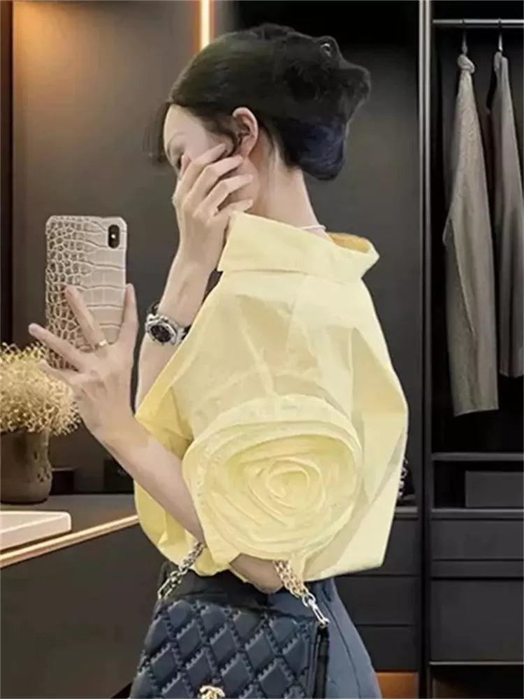 Elegante gelbe Sommerbluse im französischen Stil mit 3D-Blumenapplikationen für Damen
