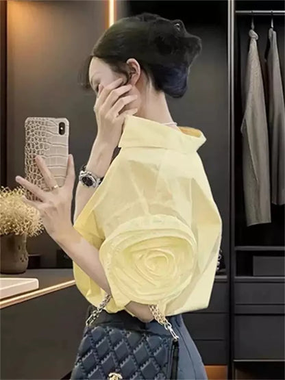 Elegante gelbe Sommerbluse im französischen Stil mit 3D-Blumenapplikationen für Damen