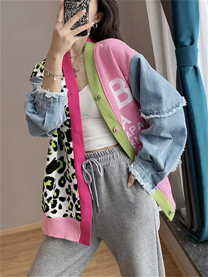 Trendiger pinkfarbener Strickcardigan aus Denim mit Leopardenmuster und Patchwork-Design für Damen