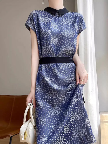 Bedrucktes Midikleid aus Acetat-Satin mit Puppenkragen und Taillengürtel für Damen