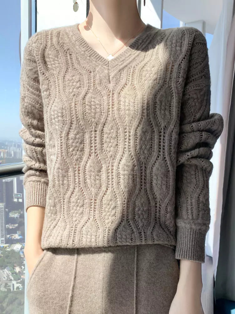 Suéter de lana beige con cuello en V y cable hueco para mujer, estilo informal holgado.