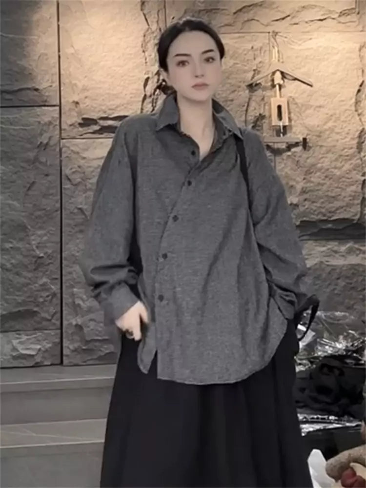 Locker geschnittenes, gestreiftes Damenhemd mit Reverskragen in mittellanger Länge