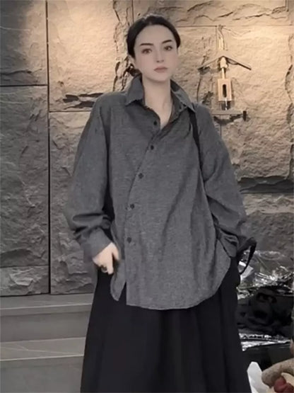 Locker geschnittenes, gestreiftes Damenhemd mit Reverskragen in mittellanger Länge