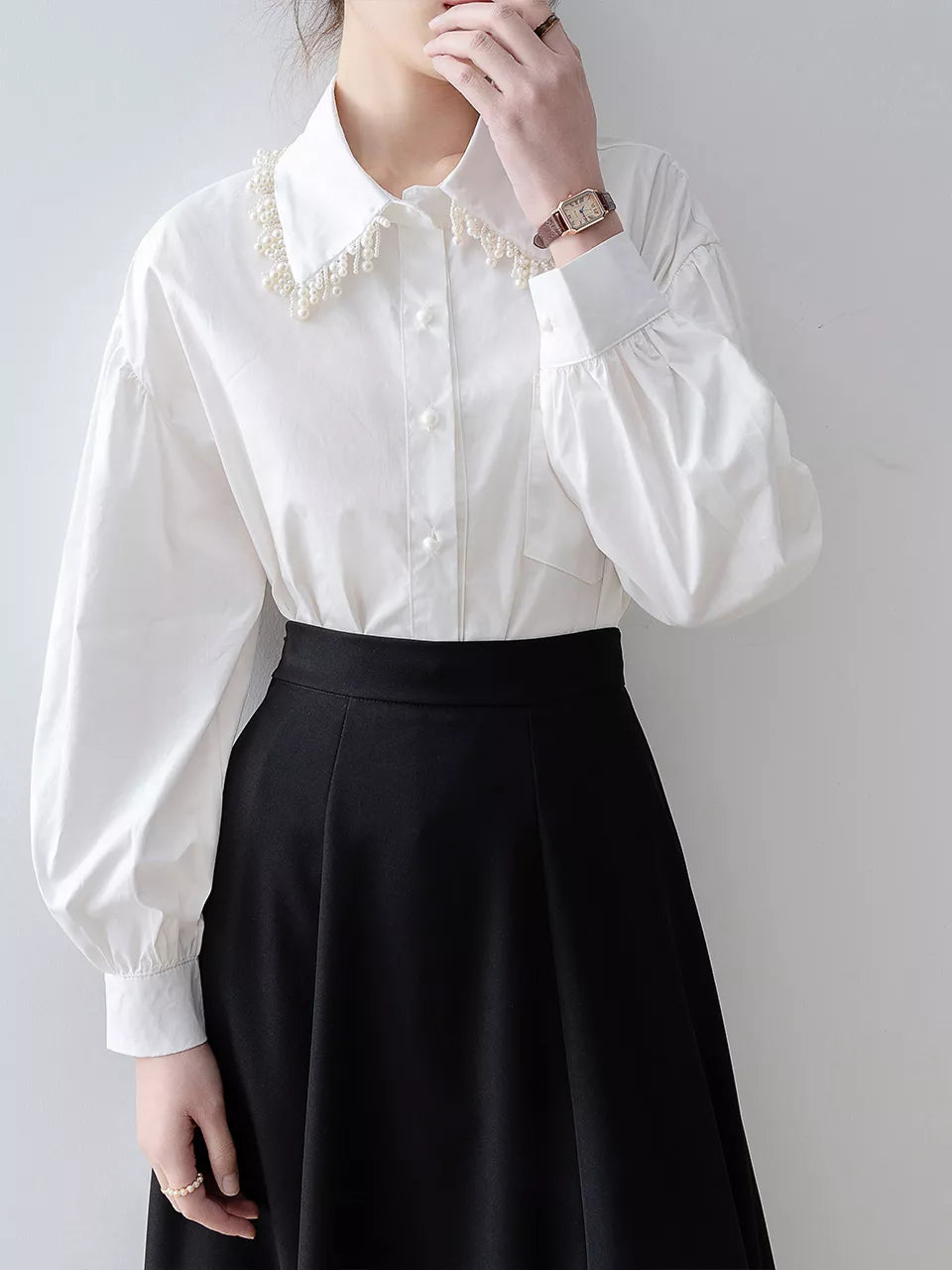 Damen-Poloshirt mit weißem Perlendekor und Laternenärmeln