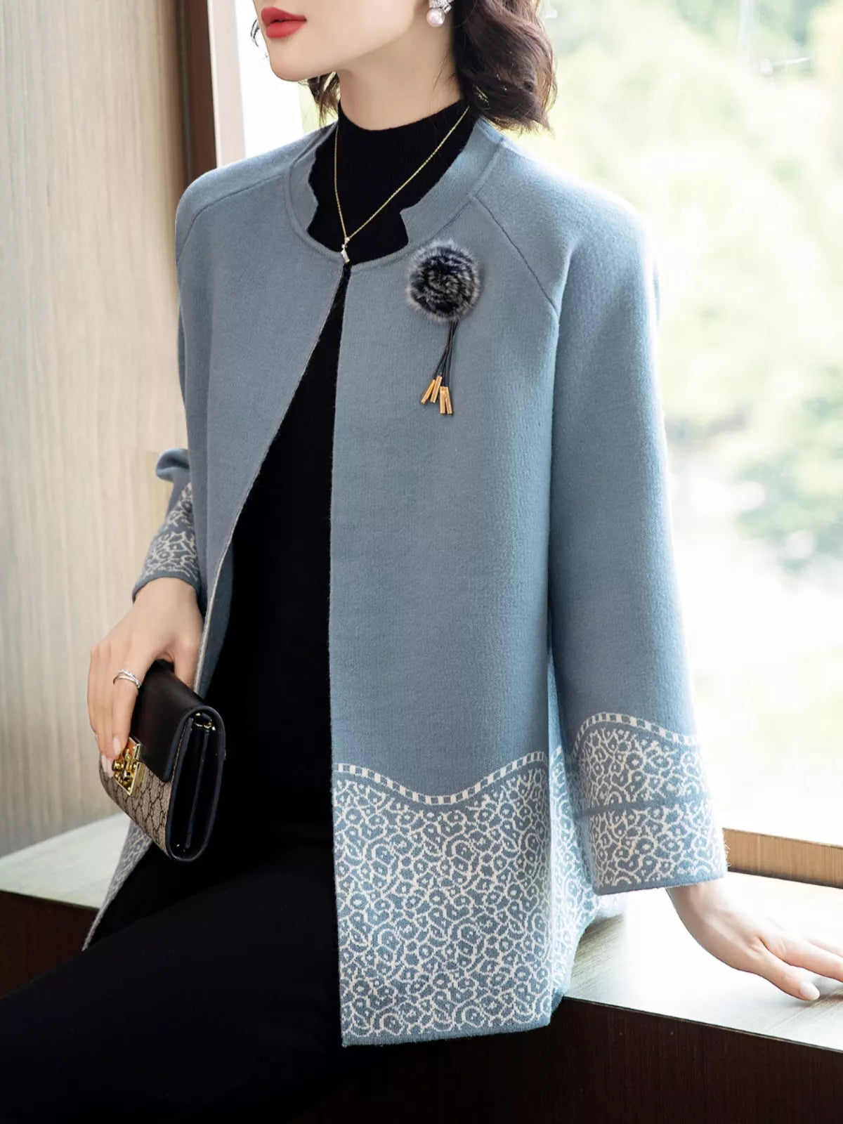 Elegante cárdigan de punto con cuello alto estampado azul para mujer