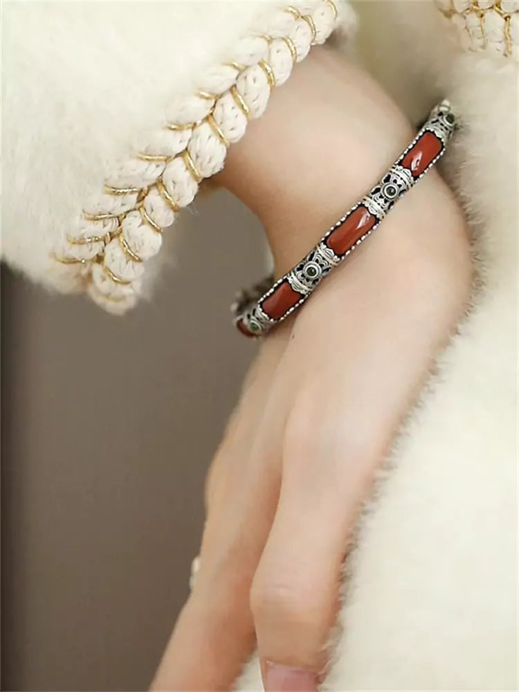 Pulsera de plata de ley de inspiración china con ágata roja del sur y calado.
