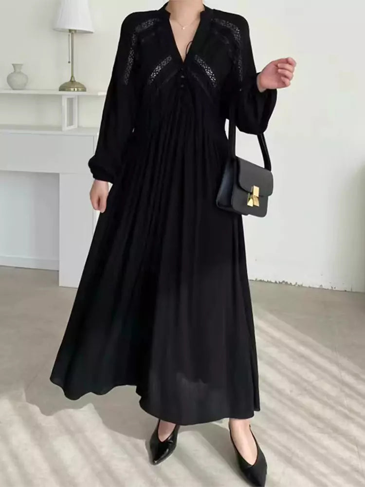 Elegantes, schwarzes Maxikleid im französischen Stil mit V-Ausschnitt und Spitzenbesatz