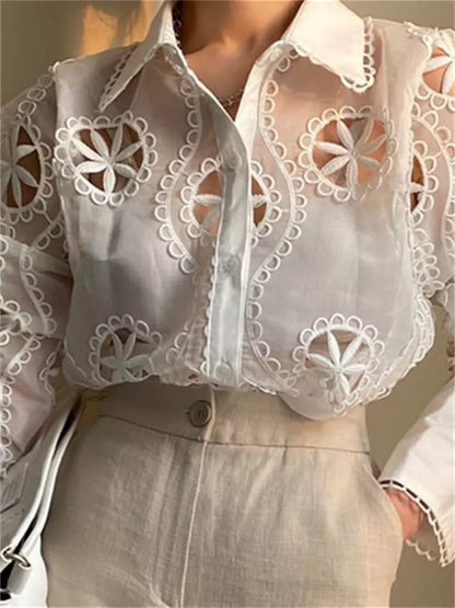 Elegante Bluse aus Spitzenmesh mit Rüschenkragen und Puffärmeln