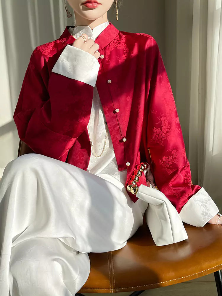 Elegante weiße Satinbluse mit orientalischem Jacquardmuster und Stickerei.