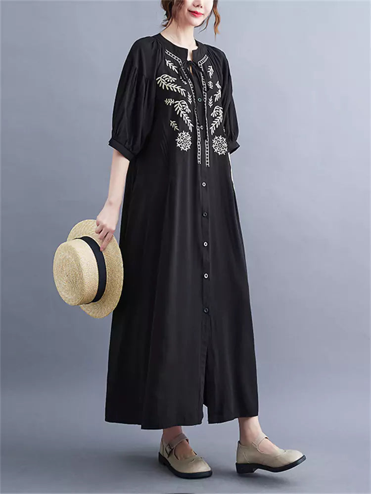 Schwarzes, locker geschnittenes Maxikleid im Ethno-Stil mit Stickereien und Bindedetails