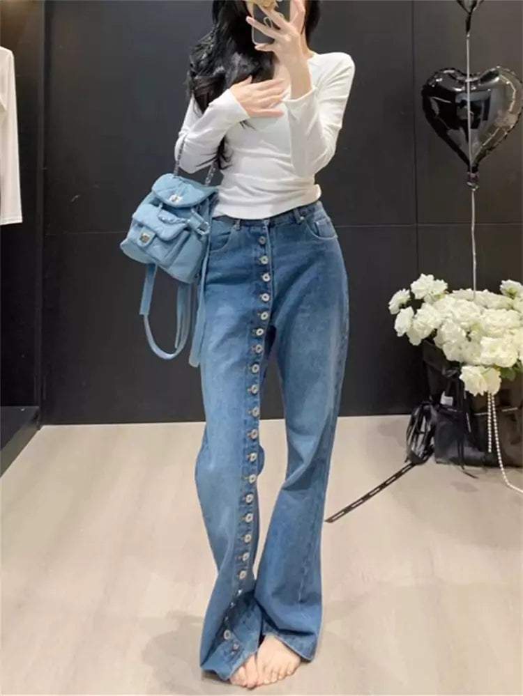 Hochgeschnittene, gerade geschnittene Jeans mit Knopfleiste