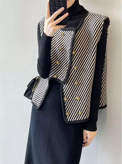 Lässig-elegante, gestreifte Strickweste mit asymmetrischem Saum für den Frühling