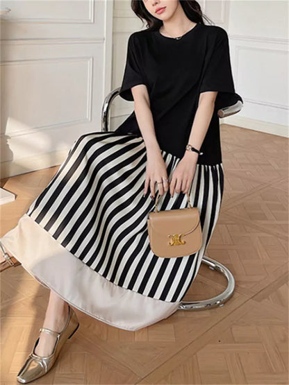 Locker geschnittenes, gestreiftes Kurzarmkleid mit Farbblockmuster und gerafftem Saum