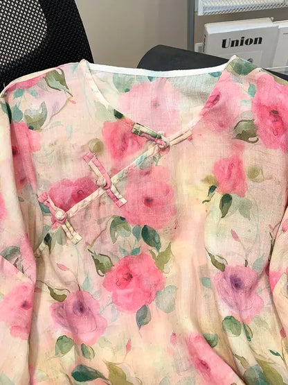 Neue sommerliche Bluse im chinesischen Stil aus rosa Ramie mit Blumenmuster, asymmetrischen Froschknöpfen und 3/4-Ärmeln