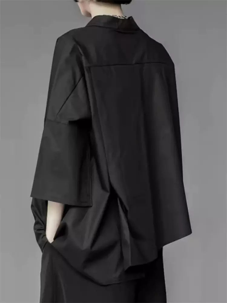 Lässiges und vielseitiges asymmetrisches schwarzes Damenhemd mit einzigartigem Designer-Stil