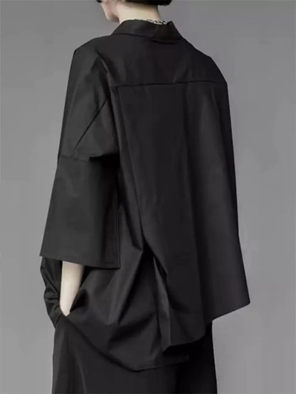 Lässiges und vielseitiges asymmetrisches schwarzes Damenhemd mit einzigartigem Designer-Stil