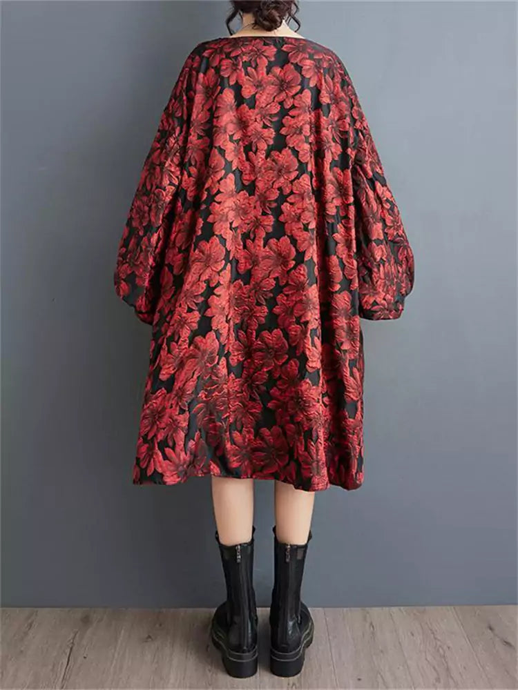 Modisches, übergroßes rotes Kleid mit floralem Jacquardmuster und Puffärmeln