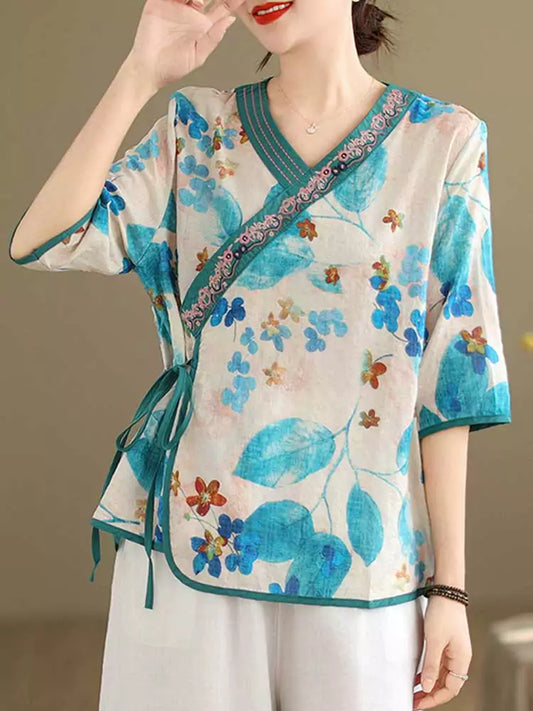 Vintage-Bluse mit blauem Blumenmuster, seitlichem Verschluss und asymmetrischem Kragen