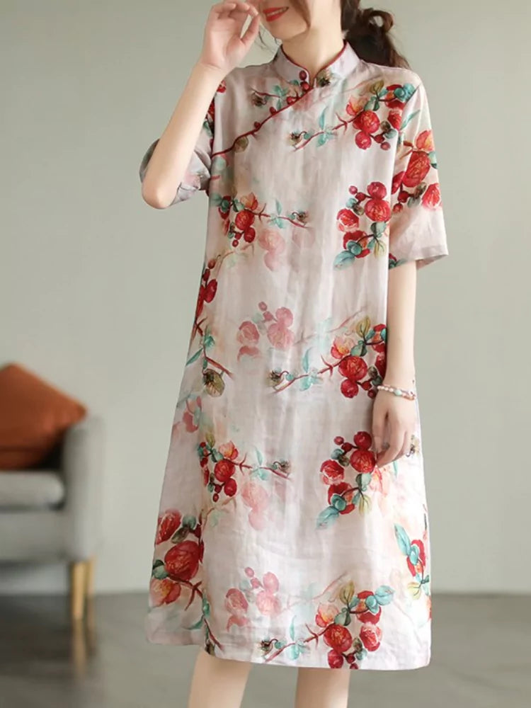 Elegante cheongsam holgado de lino y algodón con estampado floral, cuello alto y botones de rana.