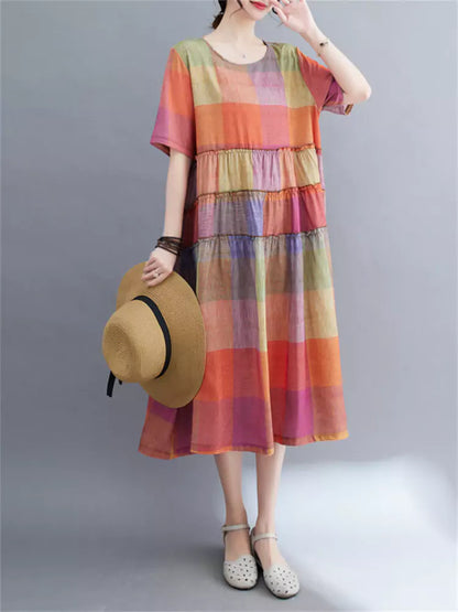 Künstlerisch gestaltetes, mittellanges, fließendes Karokleid mit plissiertem Patchwork-Design