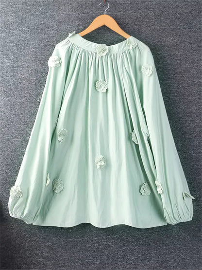 Süße, frische Damenbluse aus Baumwoll-Leinen-Mischgewebe mit Bindekragen und Applikationen