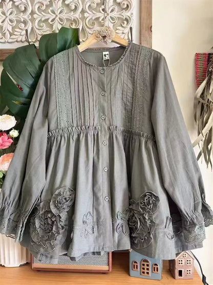 Baumwollbluse für Damen im Babydoll-Stil mit Akkordeonfalten, langen Ärmeln und aufwendiger Stickerei.