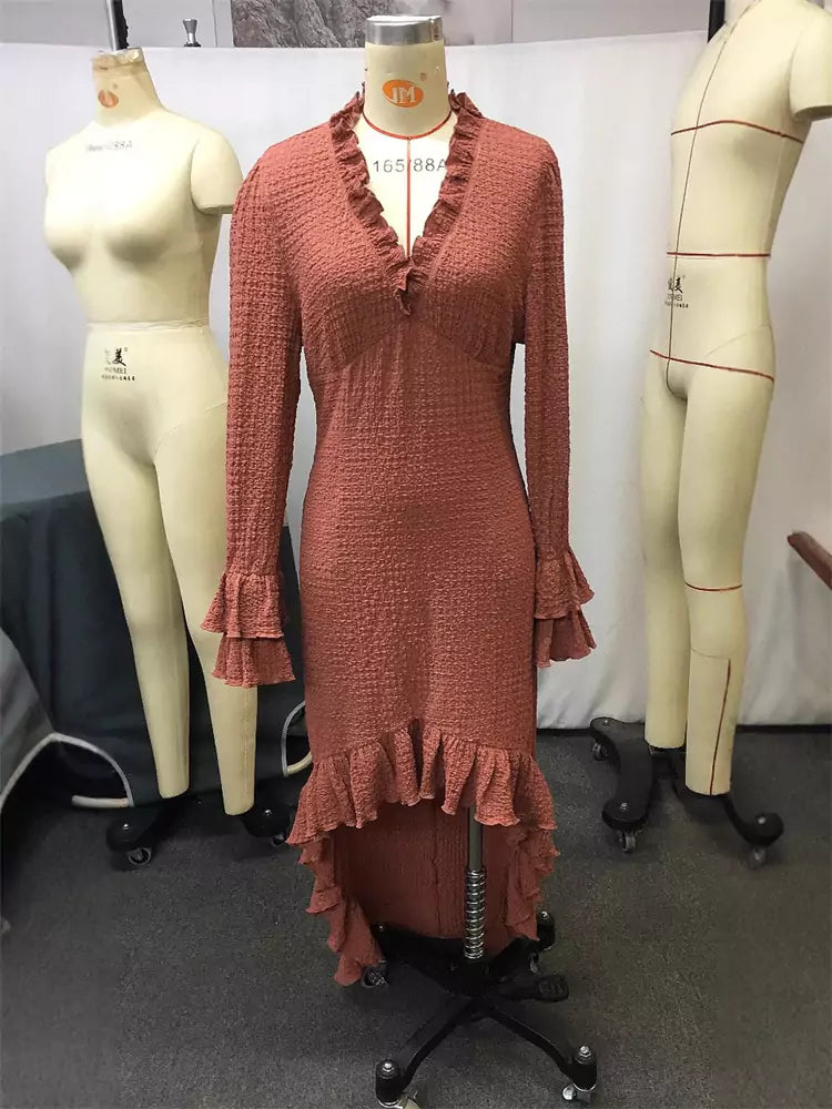 Vintage Maxikleid mit V-Ausschnitt, langen Ärmeln und Rüschensaum